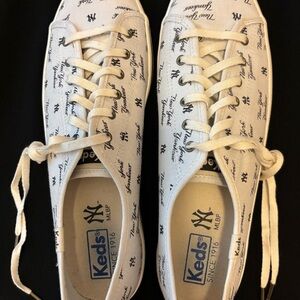 NY Yankees MLBP Women’s Canvas Sneakers Size 10